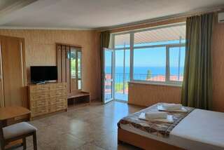 Гостевой дом Усадьба у графского парка Алупка Четырехместный номер с видом на море-4