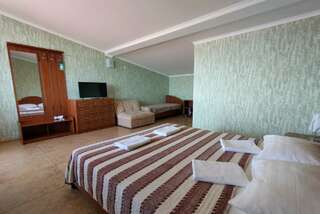 Гостевой дом Усадьба у графского парка Алупка Четырехместный номер с видом на море-1