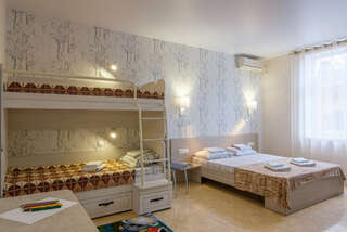 Гостевой дом Усадьба у графского парка Алупка Семейный номер-1