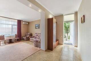 Гостевой дом Усадьба у графского парка Алупка Семейный номер с балконом-3