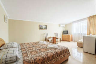 Гостевой дом Усадьба у графского парка Алупка Просторный двухместный номер с 2 отдельными кроватями-3