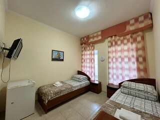 Гостевой дом Усадьба у графского парка Алупка Четырехместный номер-3