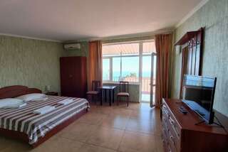 Гостевой дом Усадьба у графского парка Алупка Четырехместный номер с видом на море-3