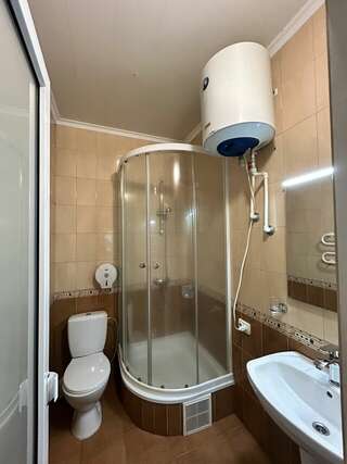 Гостевой дом Усадьба у графского парка Алупка Четырехместный номер-5