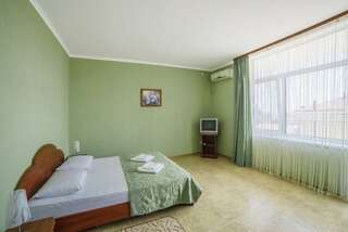 Гостевой дом Усадьба у графского парка Алупка Семейный номер с балконом-1